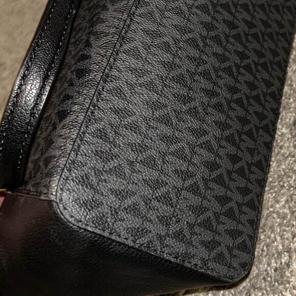 MIchael Kors Charlotte Large Zip Tote In Black Monogram - Picture 4 of 4